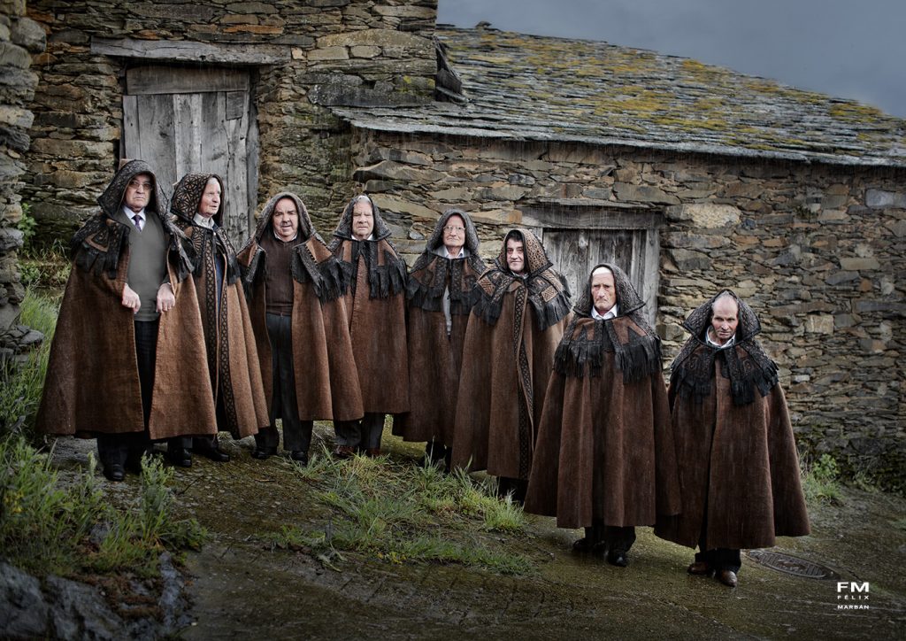 Cofrades de Bercianos de Aliste vestidos con capas pardas alistanas Cofrades de Bercianos de Aliste vestidos con capas pardas alistanas