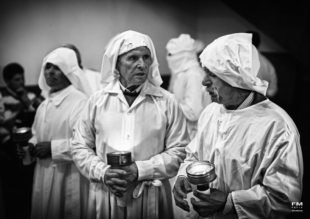 Cofrades de Bercianos de Aliste con túnica blanca o mortajas Cofrades de Bercianos de Aliste con túnica blanca o mortajas