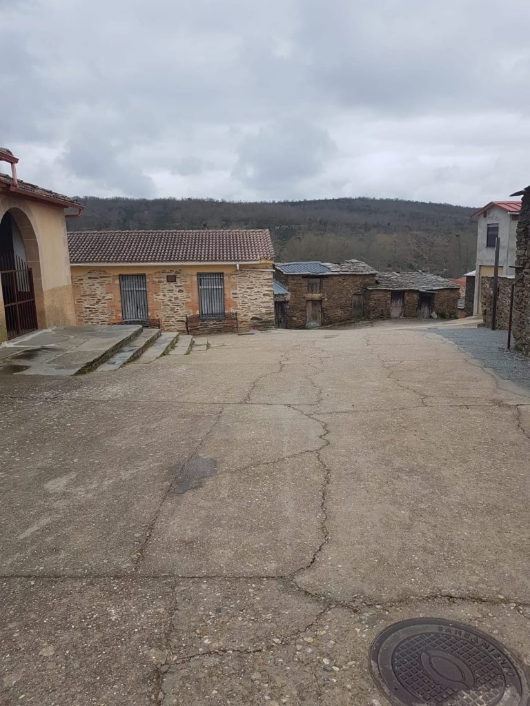 Cables soterrados y asfalto renovado en Bercianos de Aliste