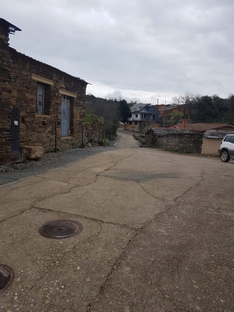 Cables soterrados y asfalto renovado en Bercianos de Aliste