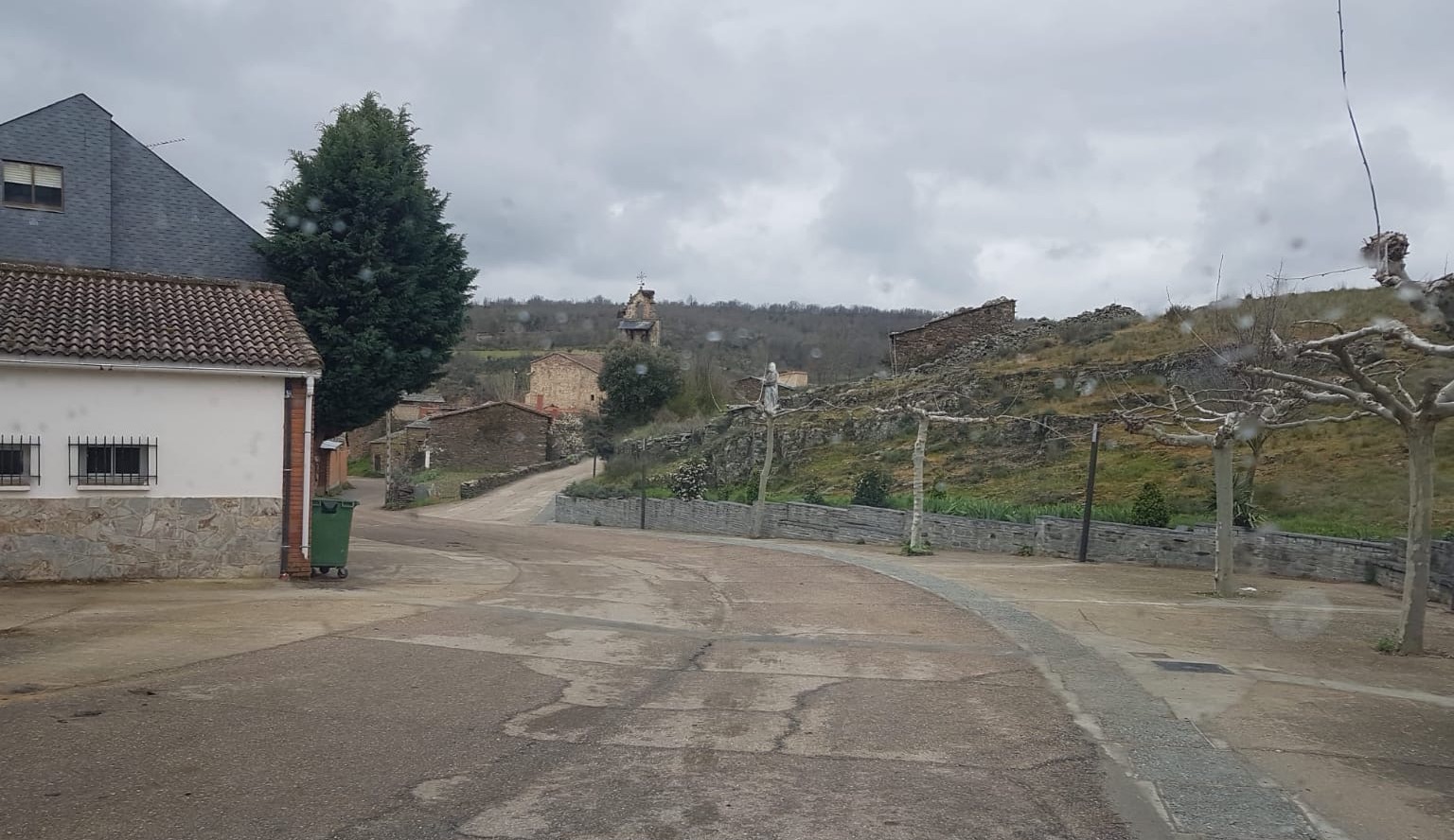 Cables soterrados y asfalto renovado en Bercianos de Aliste